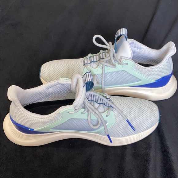 Adidas tennis shoes!! - Picture 2 of 3